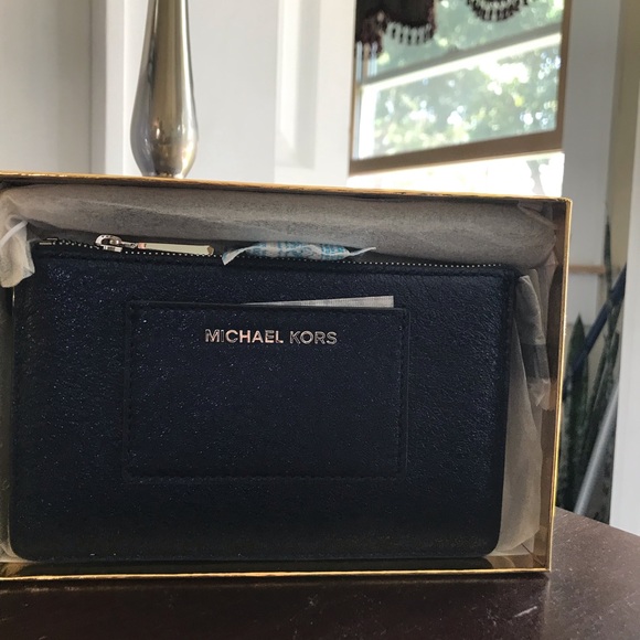 Michael Kors wristlet - Picture 1 of 3